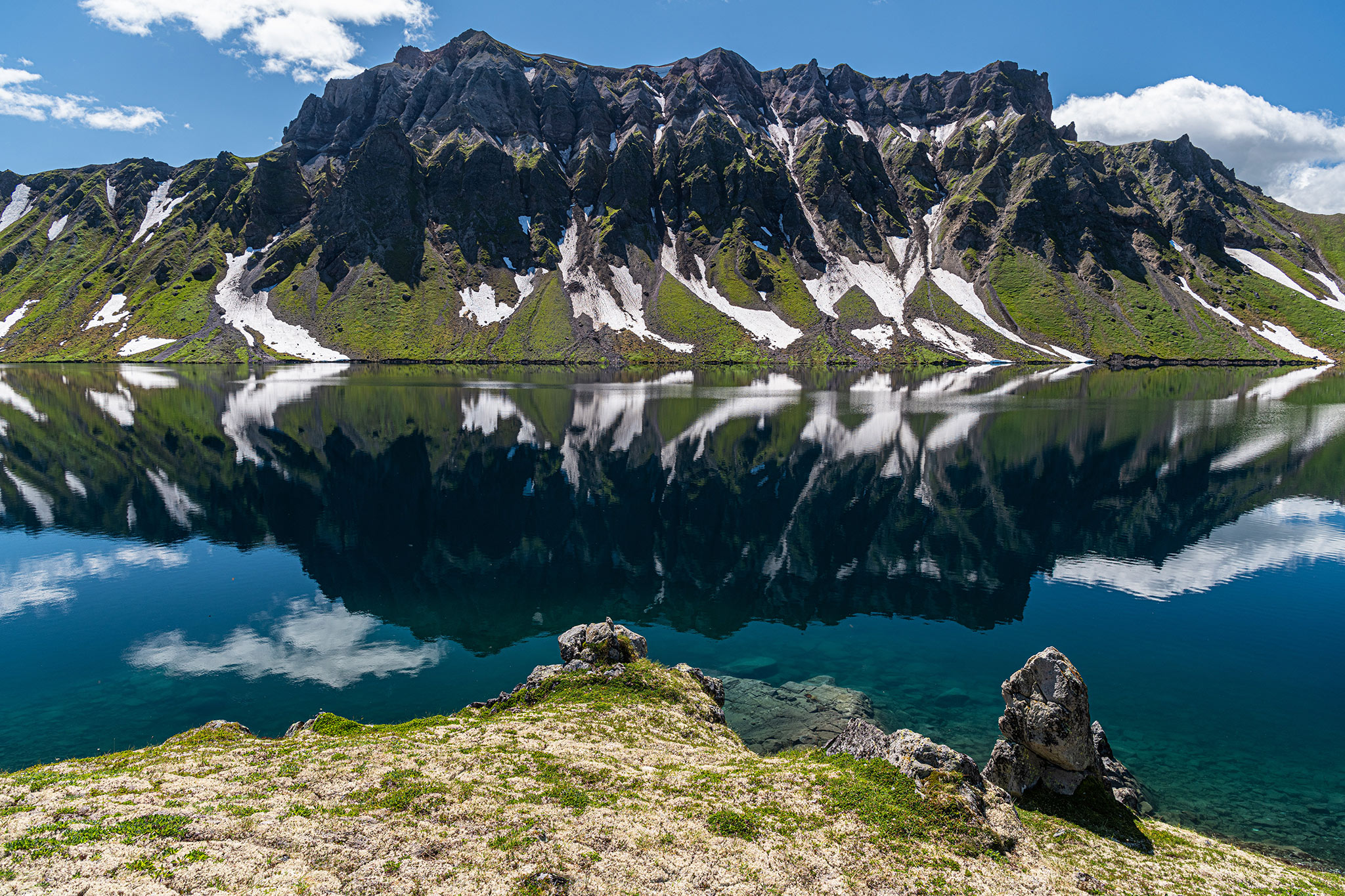 Вулкан и озеро Хангар, Камчатка (Volcano and Lake Khangar, Kamchatka)